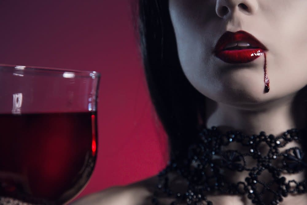 Сексуальная девушка вампир не только выпьет вашу кровь но и наденет откровенное белье чтобы свести с ума 